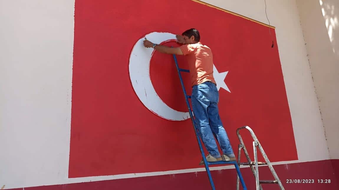 Okul Duvarına Muhteşem Türk Bayrağı